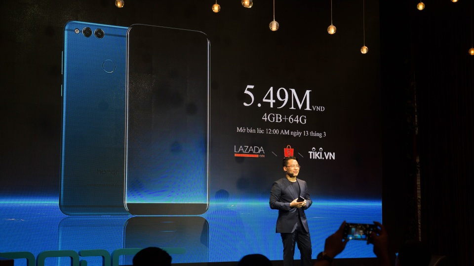 Cận cảnh bộ đôi Honor 7X và 9 Lite giá từ 4,3 triệu đồng tại Việt Nam - 9 Hãng cho biết, máy sẽ được phân phối thông qua kênh online thay vì bán offline như các thương hiệu khác. Đây cũng mô hình bán hàng mà Honor đã định vị kể từ khi thành lập đến nay. Tuy vậy, trong thời gian tới hãng cũng tiết lộ đang làm việc với một số hệ thống bán lẻ để kinh doanh mặt hàng Honor tại Việt Nam thông qua mô hình offline.