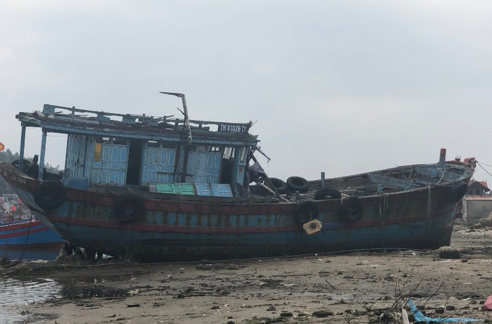 Hàng trăm tàu thuyền “phơi xác” trên bờ biển - 2 Nhiều con tàu được đầu tư để vươn khơi, bám biển nhưng phải nằm bờ