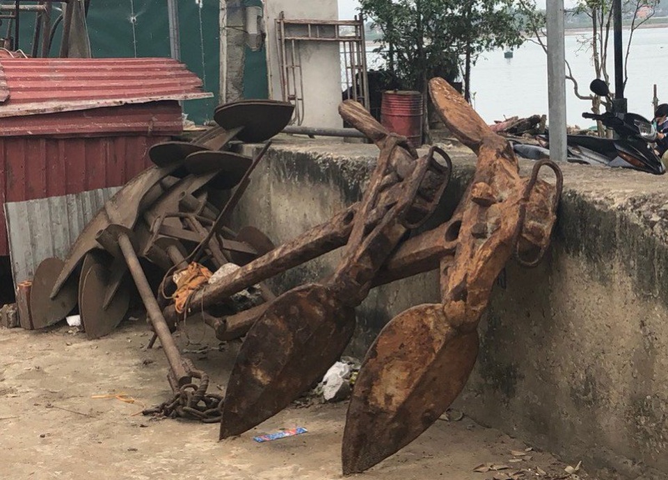 Hàng trăm tàu thuyền “phơi xác” trên bờ biển - 10
Neo tàu thuyền bị hoen gỉ do lâu ngày không được sử dụng.