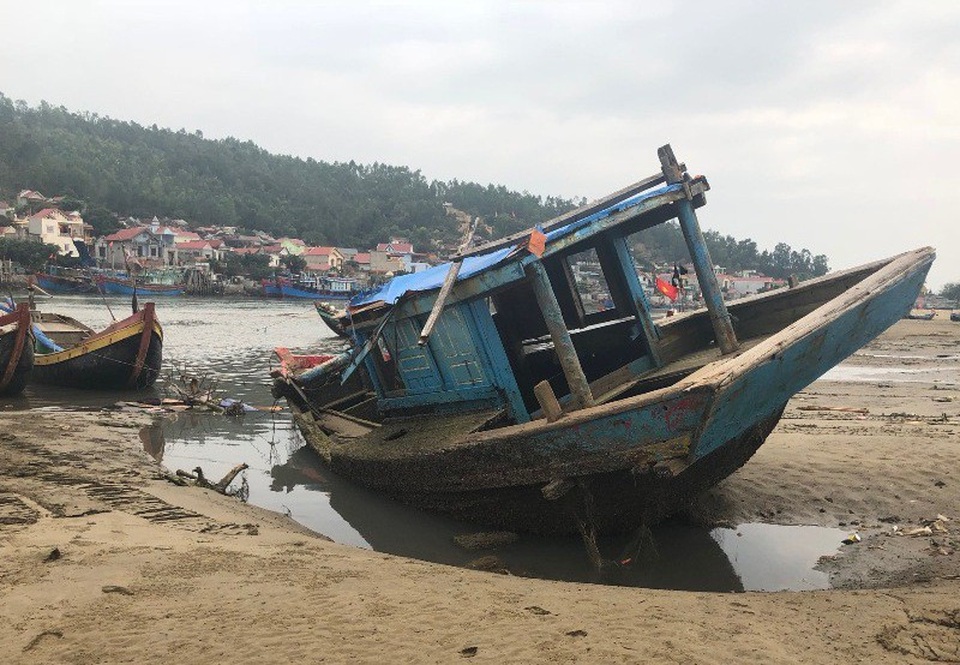 Hàng trăm tàu thuyền “phơi xác” trên bờ biển - 7
Nhiều tàu không còn hoạt động do bị xuống cấp, hoen gỉ