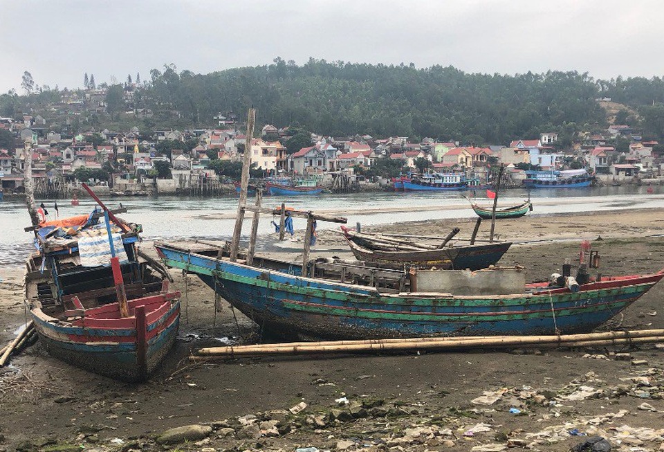 Hàng trăm tàu thuyền “phơi xác” trên bờ biển - 4 Những xác tàu chỉ để phơi nắng, phơi sương