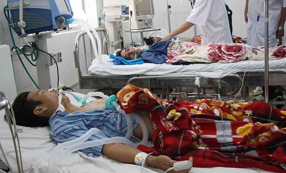 3 người hôn mê, ngưng tim sau khi ăn lẩu cá nóc - 1 Sau khi ăn cá nóc 5 người đàn ông đang phải cấp cứu tại bệnh viện Đa khoa Trung ương Cần Thơ