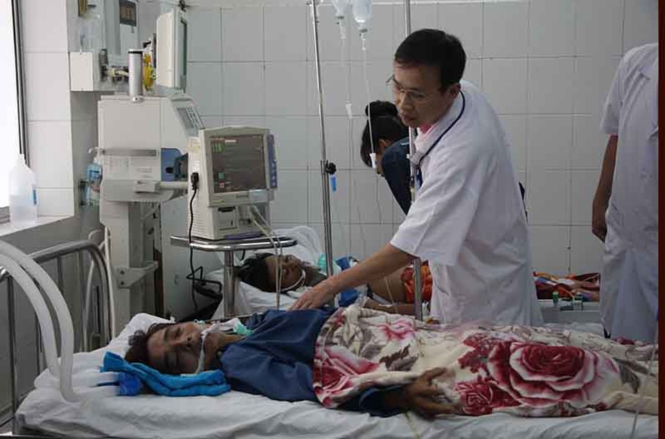 3 người hôn mê, ngưng tim sau khi ăn lẩu cá nóc - 3 Các bệnh nhân đang được các bác sĩ tích cực cứu chữa
