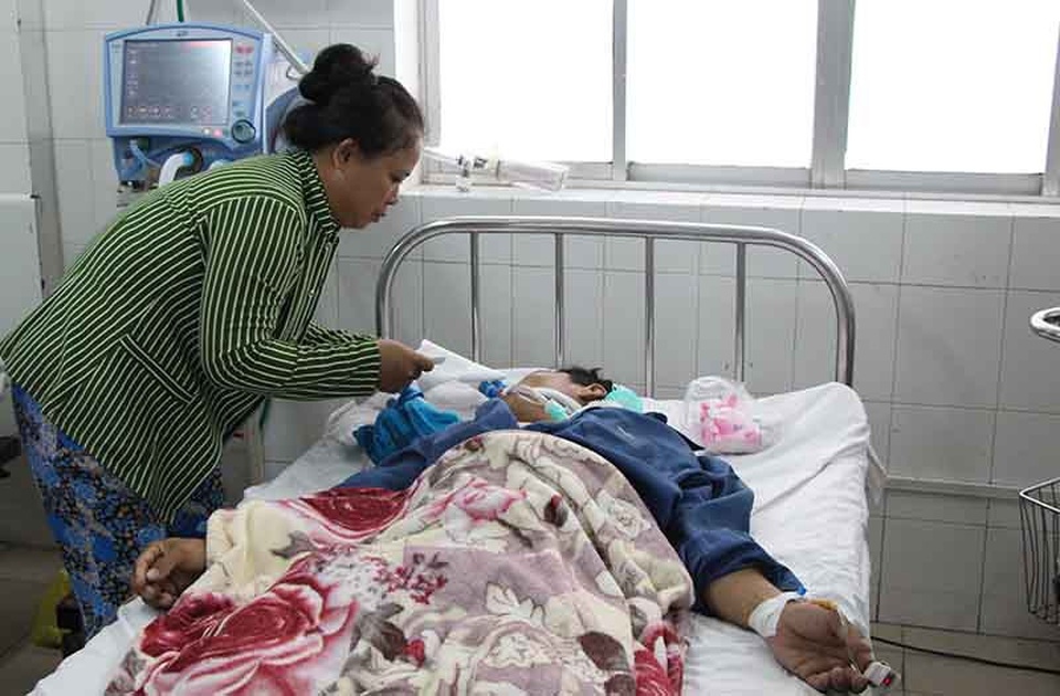 3 người hôn mê, ngưng tim sau khi ăn lẩu cá nóc - 2 Đến sáng nay 3 bệnh nhân vẫn đang rất nặng, tiên lượng xấu