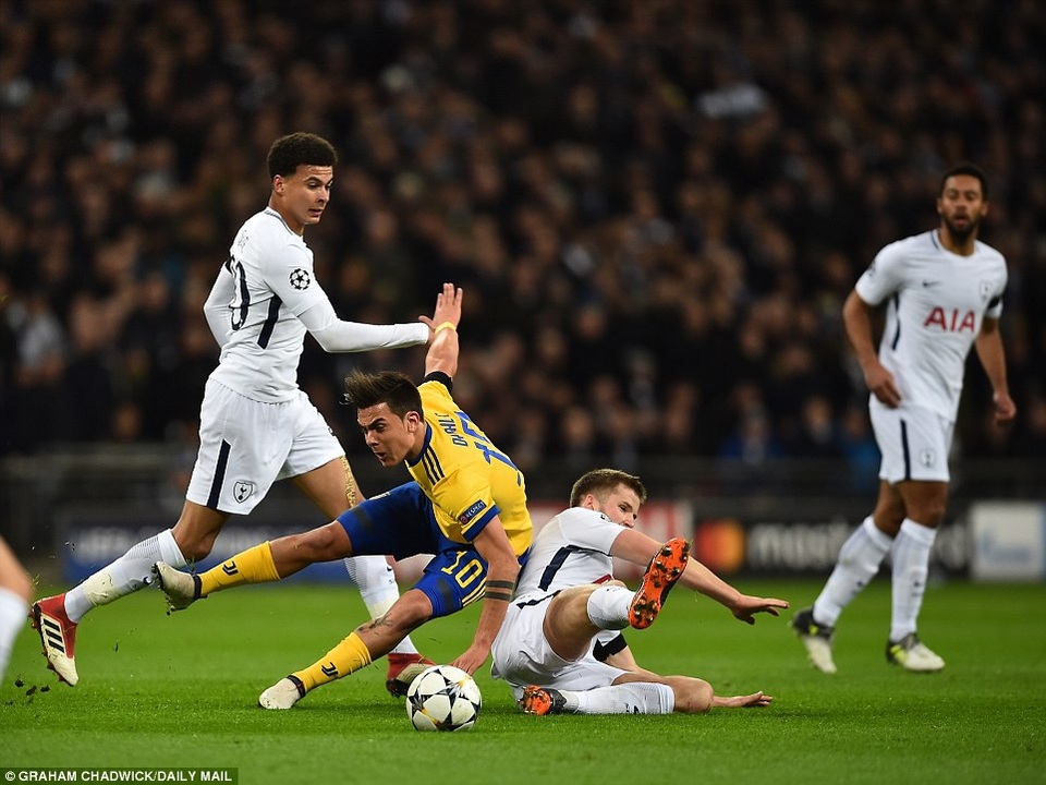 Những khoảnh khắc Juventus nhấn chìm Tottenham tại Wembley - 21
Eric Dier tắc bóng nhằm vào Dybala của Juventus