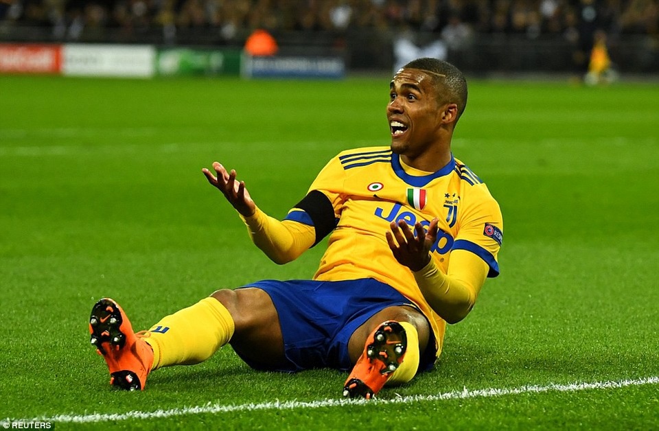 Những khoảnh khắc Juventus nhấn chìm Tottenham tại Wembley - 20
Douglas Costa phàn nàn trọng tài, khi anh bị phạm lỗi trong vòng cấm nhưng Juve không được phạt đền ở hiệp 1