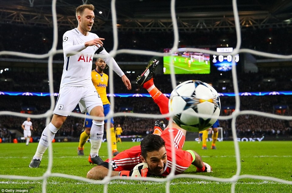 Những khoảnh khắc Juventus nhấn chìm Tottenham tại Wembley - 14
Thủ thành Buffon không thể truy cản nổi bàn thua ở phút 39