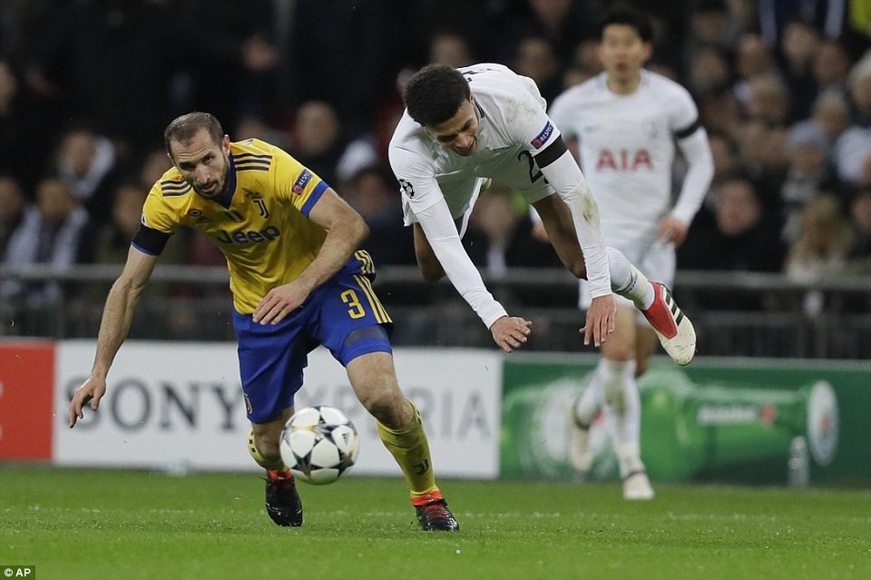 Những khoảnh khắc Juventus nhấn chìm Tottenham tại Wembley - 12
Chiellini trong tình huống tranh chấp với Ali bên phía Tottenham