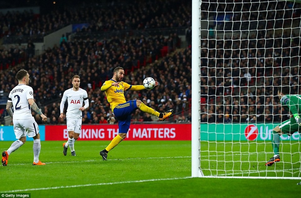 Những khoảnh khắc Juventus nhấn chìm Tottenham tại Wembley - 10
Higuain luôn biết cách tỏa sáng ở thời điểm quan trọng cho Juventus