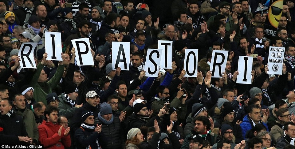 Những khoảnh khắc Juventus nhấn chìm Tottenham tại Wembley - 1
Trước khi trận đấu diễn ra, cổ động viên và cầu thủ dành 1 phút tưởng niệm Astori