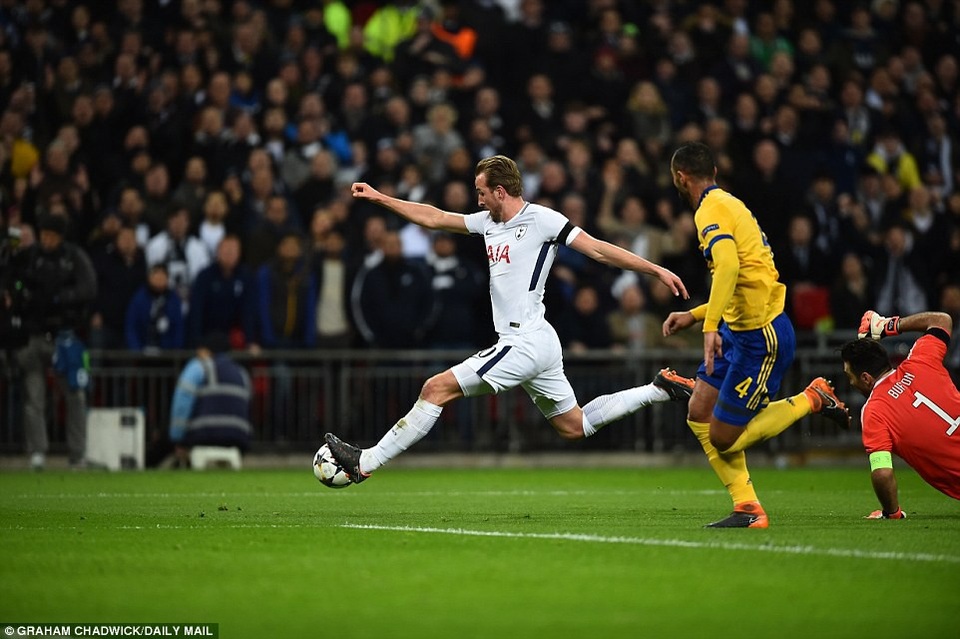 Những khoảnh khắc Juventus nhấn chìm Tottenham tại Wembley - 4
Hary Kane trong tình huống bị các hậu vệ Juventus theo sát