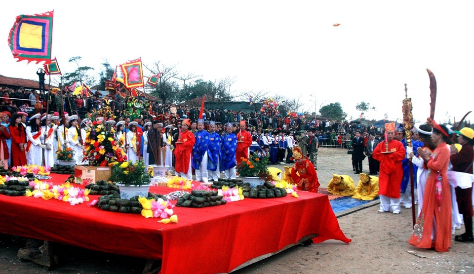 Khai hội ở ngôi đền được xây dựng ở thế kỷ XIII - 12 Lễ hội Đền Cờn bao gồm 2 phần chính: Phần lễ và phần hội. Phần lễ gồm Lễ khai quang, Lễ Yết cáo, Lễ khai hội - Lễ mới, Lễ Cầu ngư, Lễ hợp tế, Lễ Yết vị, Lễ đại tế và Lễ tạ.