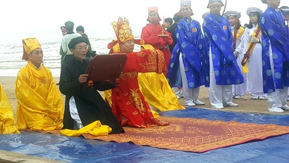 Khai hội ở ngôi đền được xây dựng ở thế kỷ XIII - 14 Đội nghi lễ kính cẩn trang nghiêm dâng lễ vật và cầu ngư với mong ước một năm ngư dân vùng biển Hoàng Mai được mùa màng thuận lợi....