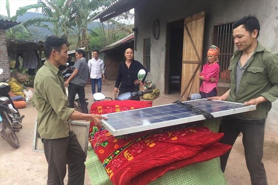 Hai bố con bị sát hại trong rừng: Nỗi đau cạn nước mắt - 1 Hàng xóm khuân vác chuyển đồ giúp vợ con nạn nhân Chi dọn đến nơi ở mới. Ảnh: Duy Chiến.