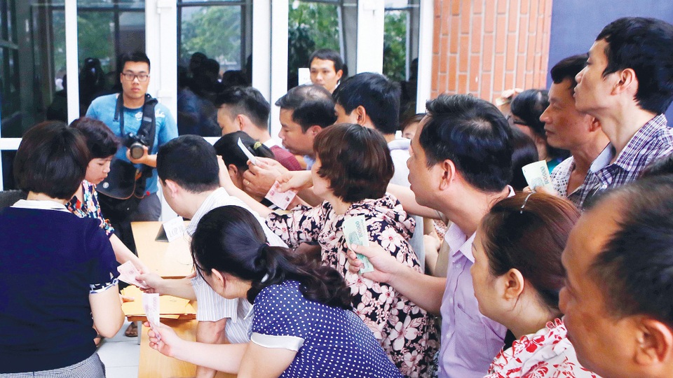 Nóng tuyển sinh đầu cấp - 1 Phụ huynh chen chúc nộp hồ sơ cho con vào lớp 6.