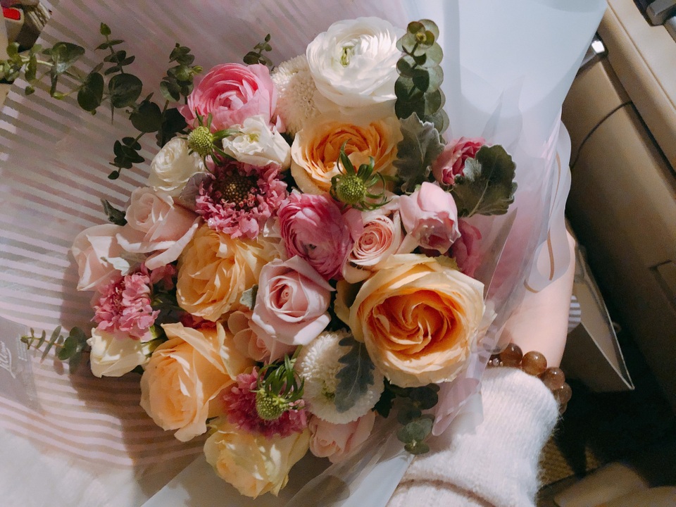 Sát ngày 8/3, nhiều shop hoa “chảnh” từ chối nhận đơn dưới 1 triệu đồng - 4 Bó hoa ngày thường có giá 800.000 đồng, nhưng dịp lễ này khó mà đặt được nếu không đặt trước 1 tuần
