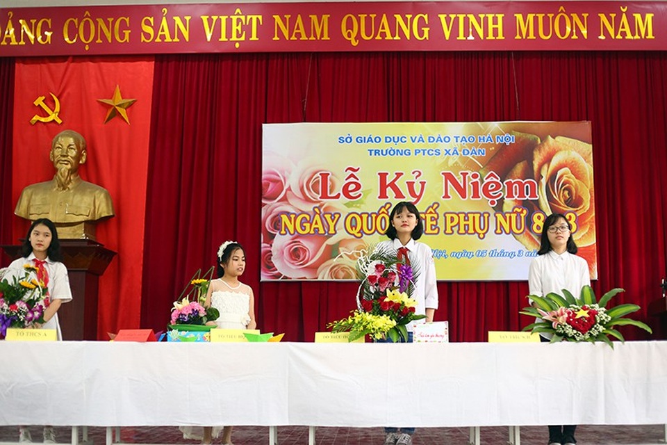Lời chúc đặc biệt của học sinh trường Xã Đàn dành cho ngày 8/3 - 3
Tại buổi sinh hoạt đầu tuần, các bạn học sinh của các khối trường đã hào hứng tham gia cuộc thi cắm hoa để dành tặng các cô giáo, những người bà, người mẹ của mình dịp Quốc tế Phụ nữ