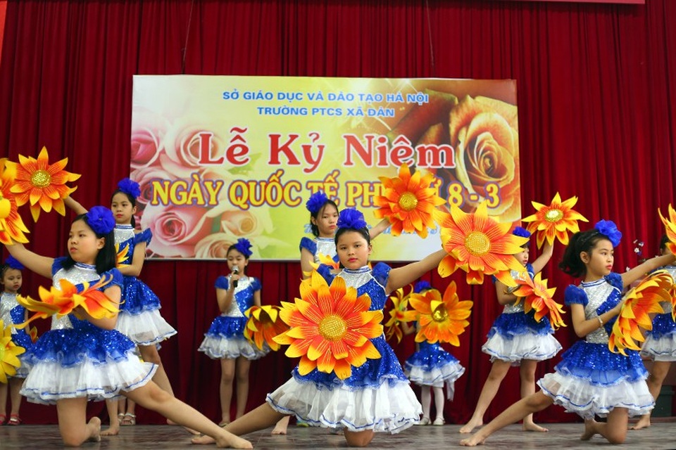 Lời chúc đặc biệt của học sinh trường Xã Đàn dành cho ngày 8/3 - 6
Những điệu múa uyển chuyển thêm phần đặc biệt do được trình diễn bởi các bạn học sinh khiếm thính, không nghe được giai điệu nhạc.
