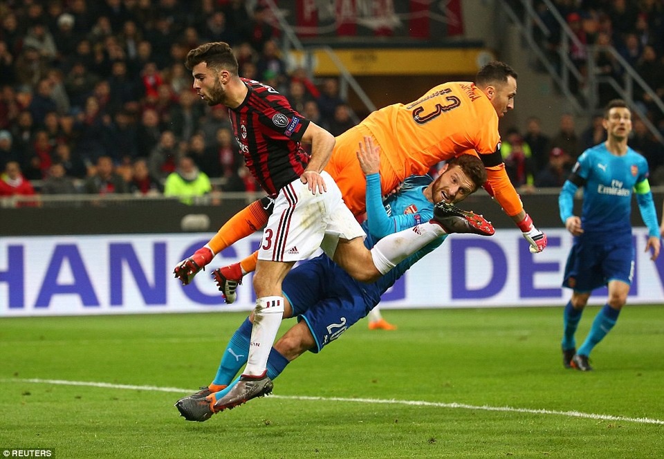Những khoảnh khắc Arsenal hạ gục AC Milan tại San Siro - 13
Thủ thành Ospina được thay thế Cech bắt chính, đã nhiều vô hiệu hóa thành công các chân sút AC Milan