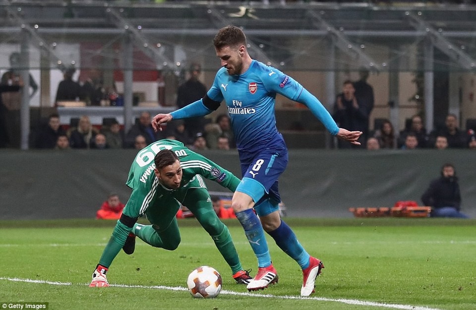 Những khoảnh khắc Arsenal hạ gục AC Milan tại San Siro - 8
Aron Ramseny trong pha bóng vượt qua Donnarumma để nâng tỷ số lên 2-0 ở phút 45 cho Arsenal