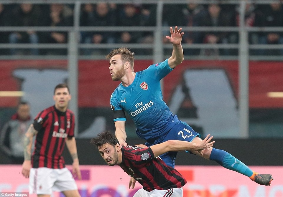 Những khoảnh khắc Arsenal hạ gục AC Milan tại San Siro - 5
Calum Chambers, hậu vệ phải của Arsenal nhảy lên tranh bóng với Hakan Calhanoglu