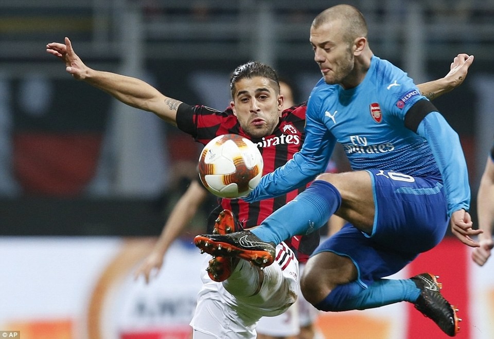 Những khoảnh khắc Arsenal hạ gục AC Milan tại San Siro - 4
Jack Wilshere trong pha tranh bóng quyết liệt với Ricardo Rodriguez bên phía AC Milan