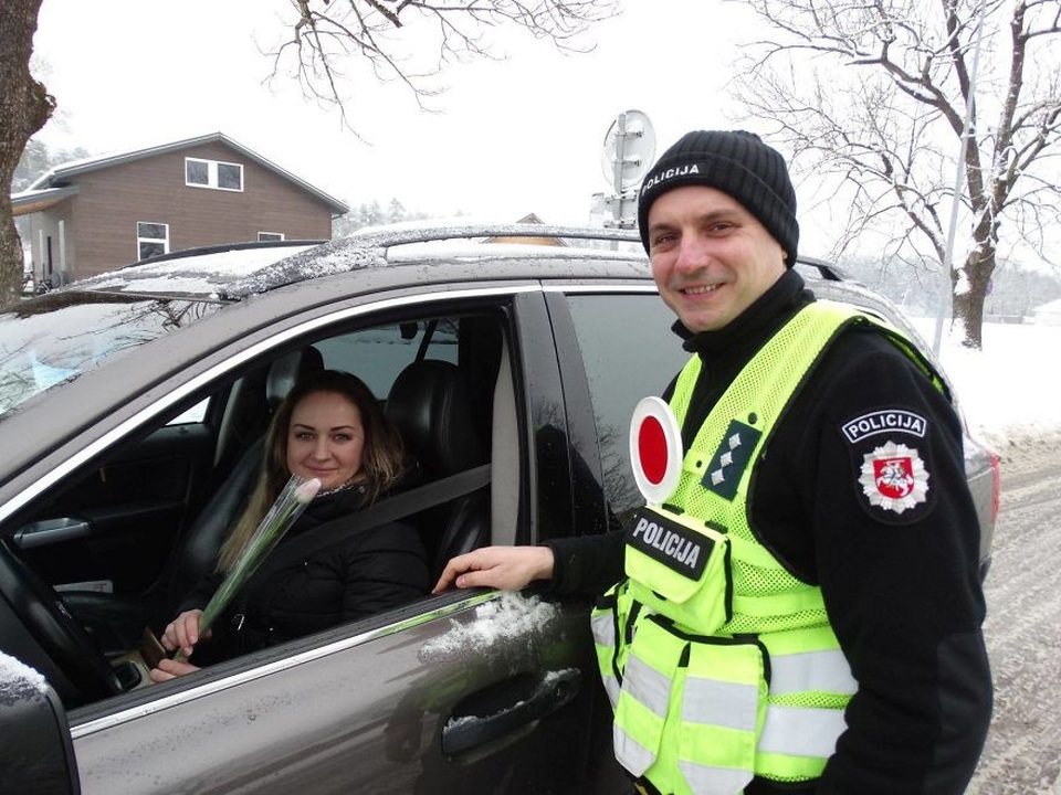 Bị cảnh sát giao thông “tuýt” lại để… nhận hoa - 14