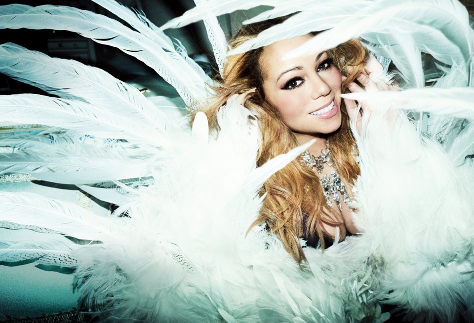 Mariah Carey trẻ đẹp ngỡ ngàng - 7
Mariah Carey hiện đang hẹn hò với vũ công kém 13 tuổi Bryan Tanaka.