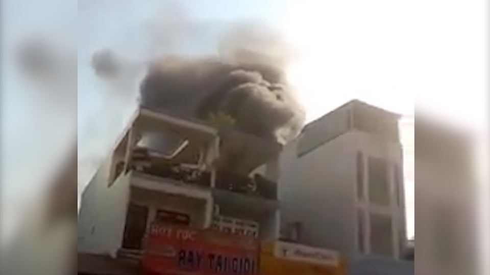 Cháy tiệm tân trang xe máy, nhiều người chạy ra ban công kêu cứu - 1 Cột khói bốc cao hàng chục mét