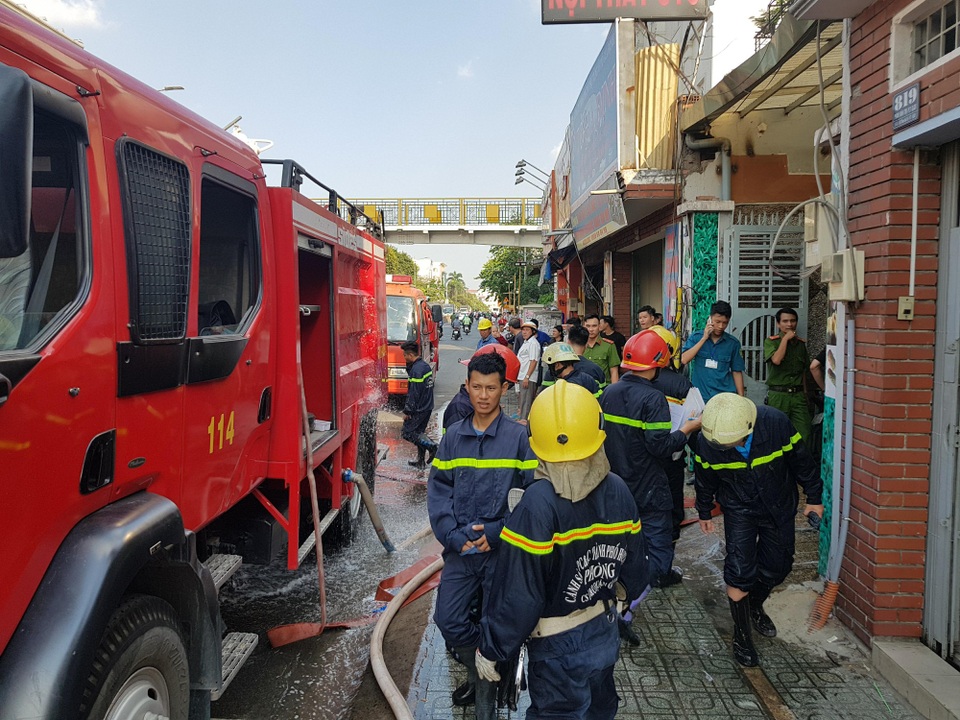 Cháy tiệm tân trang xe máy, nhiều người chạy ra ban công kêu cứu - 2 Lực lượng chức năng quận Gò Vấp kiểm tra hiện trường