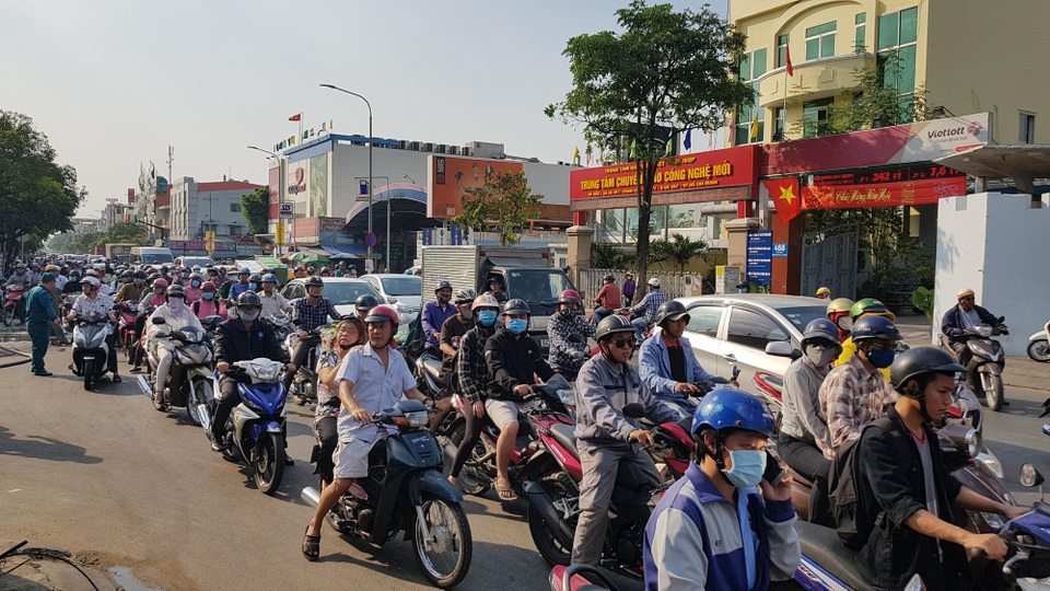 Cháy tiệm tân trang xe máy, nhiều người chạy ra ban công kêu cứu - 3 Đường Phan Văn Trị bị ùn ứ nghiêm trọng sau vụ cháy