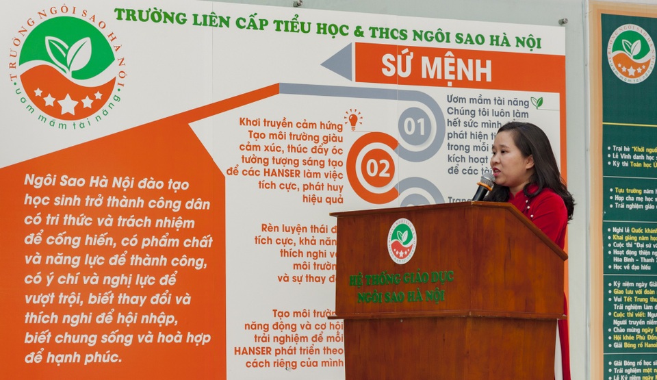 Học sinh Hà Nội quyên góp được gần 1,2 tỷ đồng xây cầu vùng cao - 2
Cô Nguyễn Thị Vân Trang – Hiệu trưởng nhà trường phát biểu khai mạc tại Hội chợ