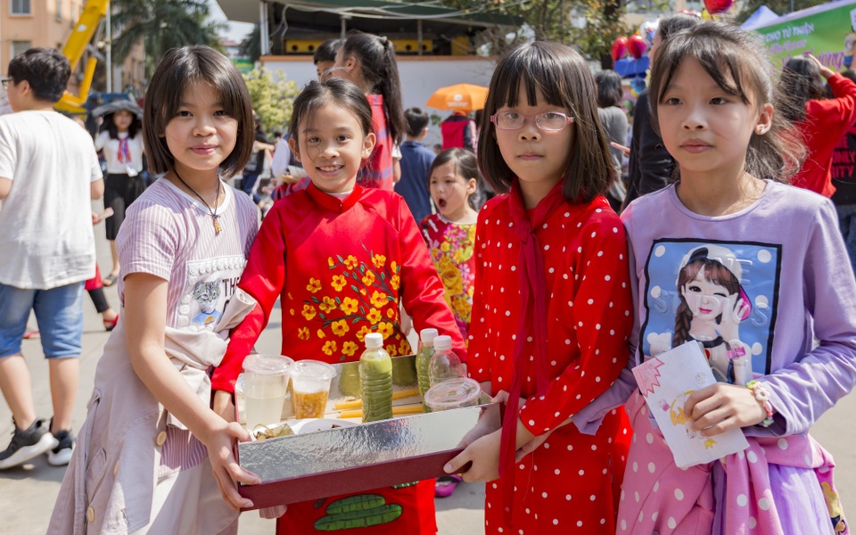 Học sinh Hà Nội quyên góp được gần 1,2 tỷ đồng xây cầu vùng cao - 3
Các em học sinh thích thú trải nghiệm khả năng kinh doanh