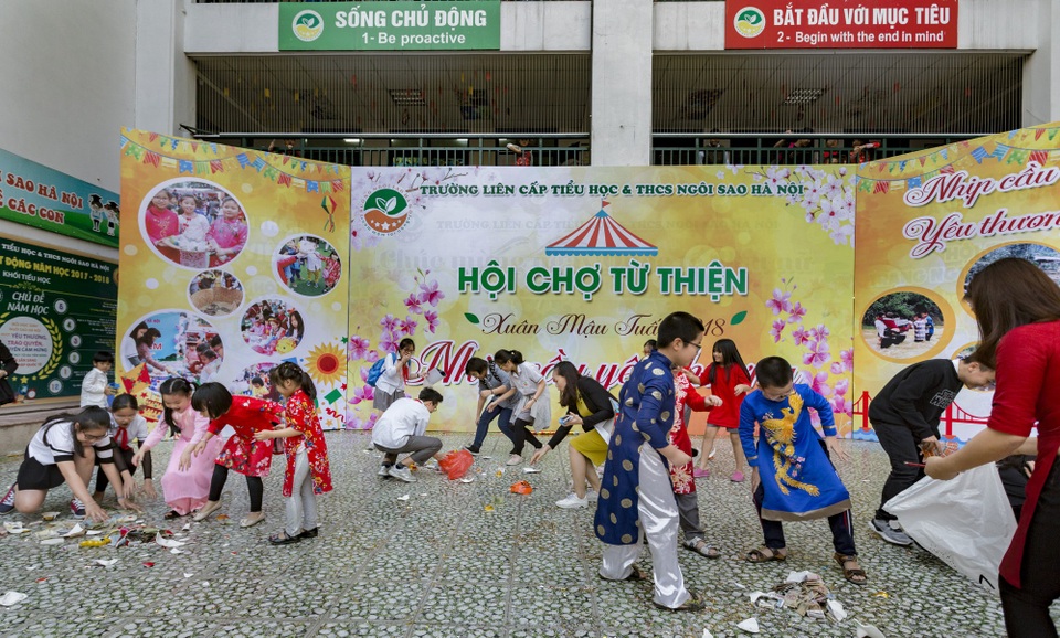 Học sinh Hà Nội quyên góp được gần 1,2 tỷ đồng xây cầu vùng cao - 5 Các em học sinh háo hức chuẩn bị “đập heo”