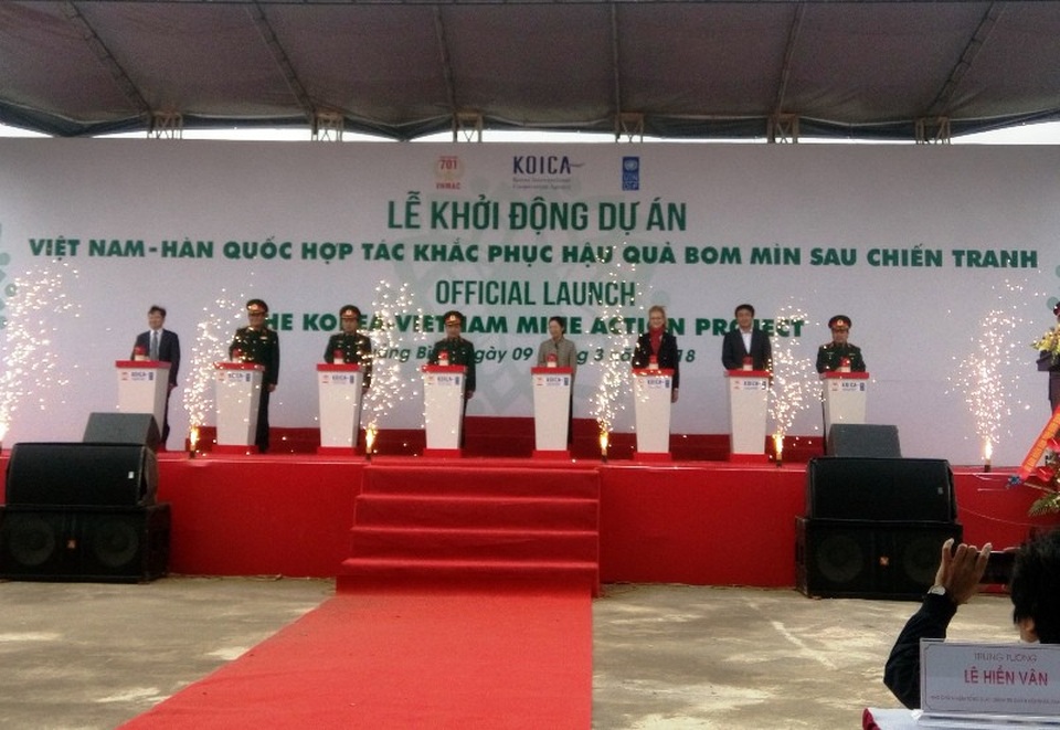 Hàn Quốc tài trợ 20 triệu USD cho dự án khắc phục hậu quả bom mìn ở Việt Nam - 1 Các đại biểu bấm nút khởi động dự án hợp tác giữa Hàn Quốc và Việt Nam
