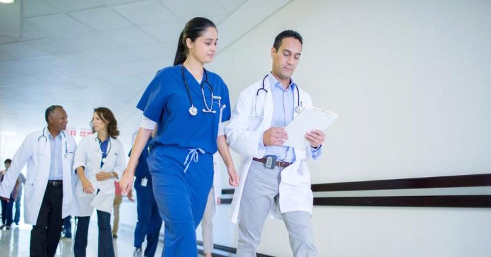 Hàng trăm bác sĩ Canada phản đối tăng lương vì lương quá cao - 1 (Ảnh minh họa: CNBC)