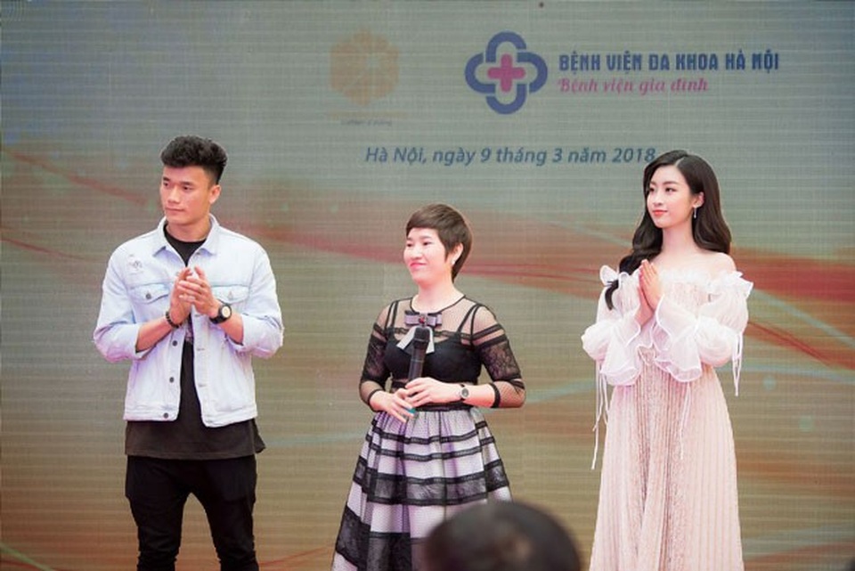Thủ môn Bùi Tiến Dũng tiết lộ tiêu chuẩn chọn bạn gái - 3 Thủ môn Bùi Tiến Dũng và Hoa hậu Đỗ Mỹ Linh là khách mời tại sự kiện sáng ngày 9/3 tại Hà Nội.