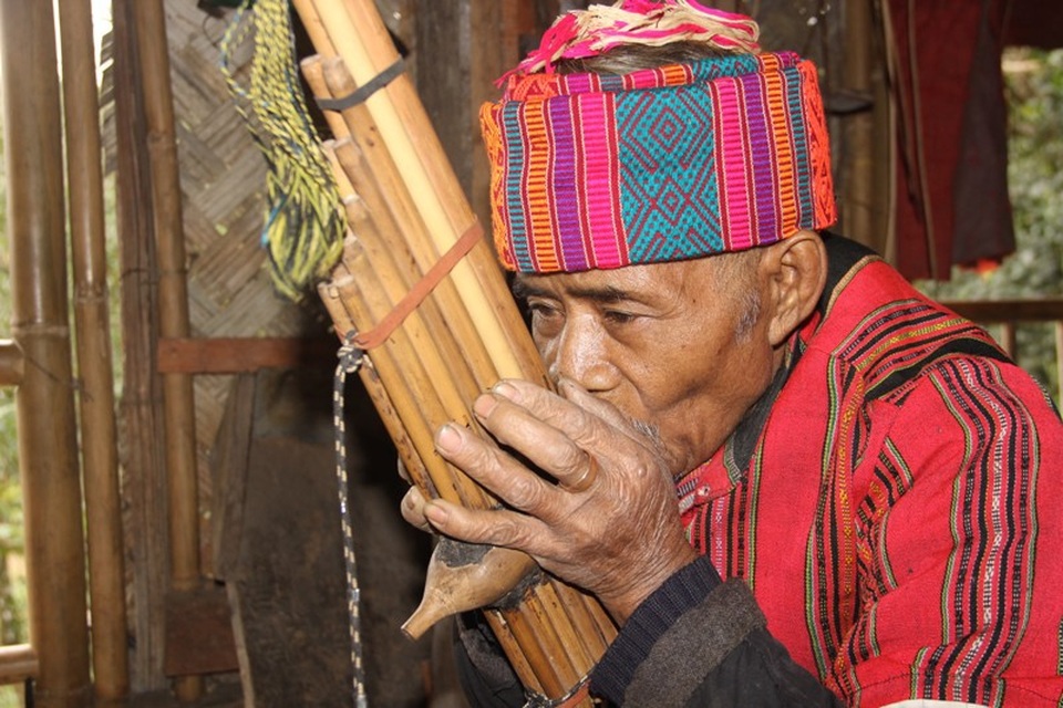 Người lưu giữ và “truyền lửa” âm nhạc cho thế hệ trẻ - 1 Gìa Tư say mê nghiên cứu và hiểu sâu về các nhạc cụ dân tộc mình