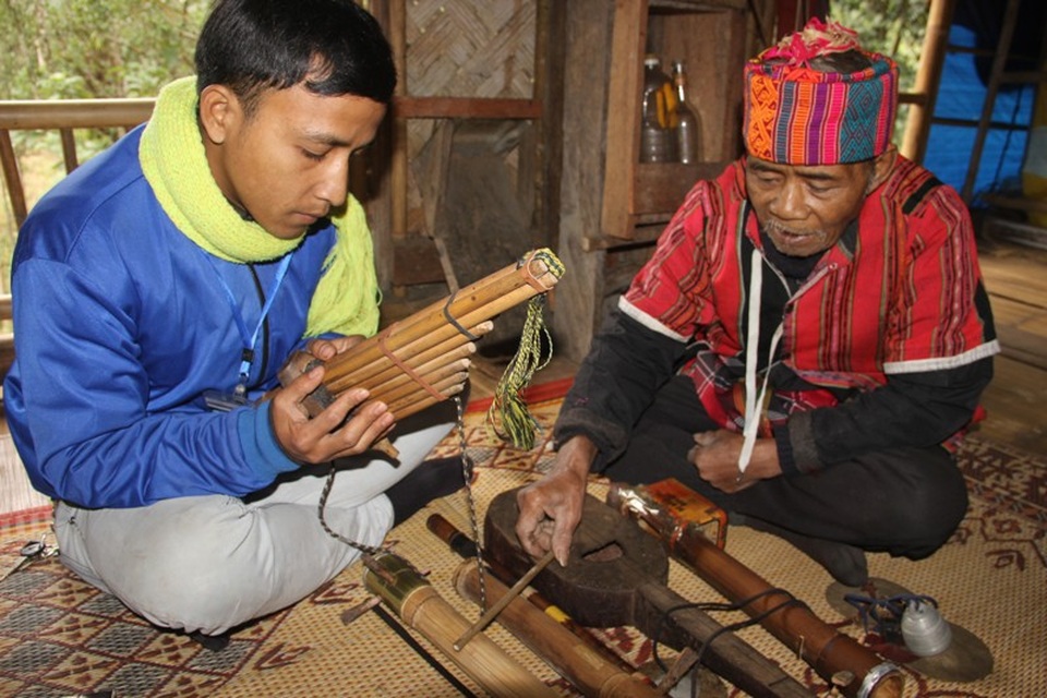 Người lưu giữ và “truyền lửa” âm nhạc cho thế hệ trẻ - 2 Những nhạc cụ già Tư sưu tầm, chế tác được ông sử dụng trong đời sống