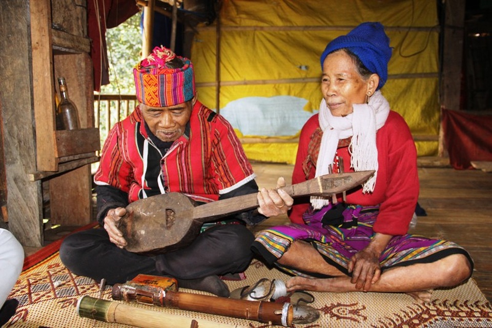 Người lưu giữ và “truyền lửa” âm nhạc cho thế hệ trẻ - 3 Hai vợ chồng ông đều có niềm đam mê với âm nhạc dân tộc