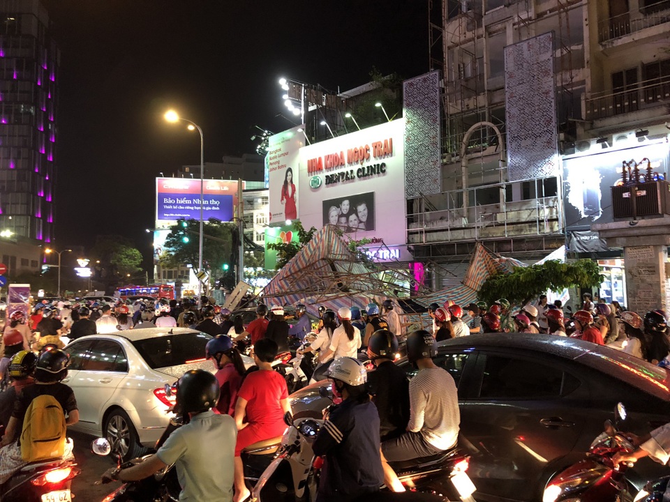 Giàn giáo đổ ra đường đè lên 2 xe ô tô ở Sài Gòn