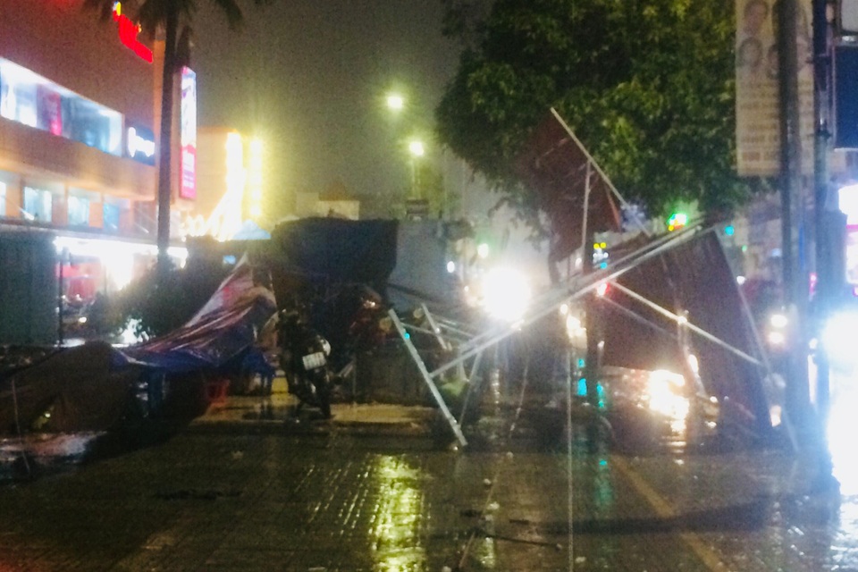 Một số mái che bị gió quật ngã