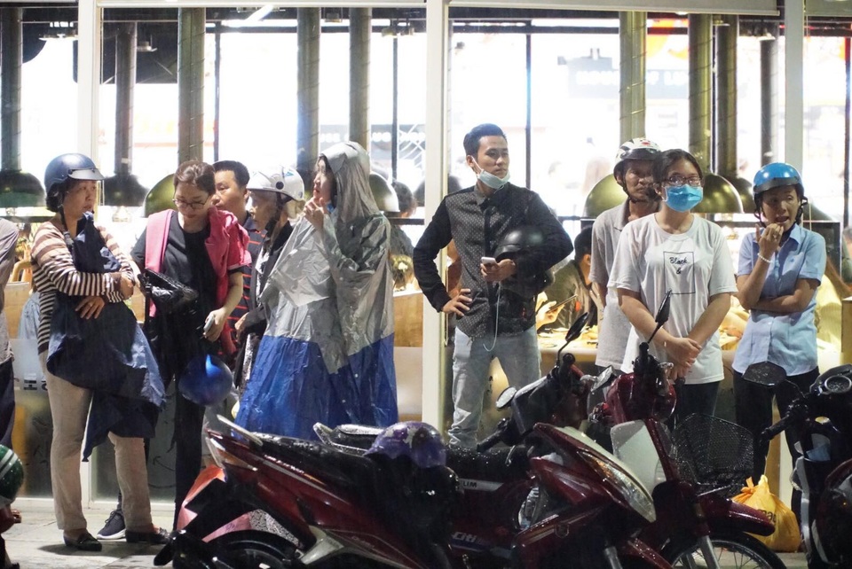 Cơn mưa bất chợt khiến nhiều người không trở tay kịp phải ghé vào trú mưa