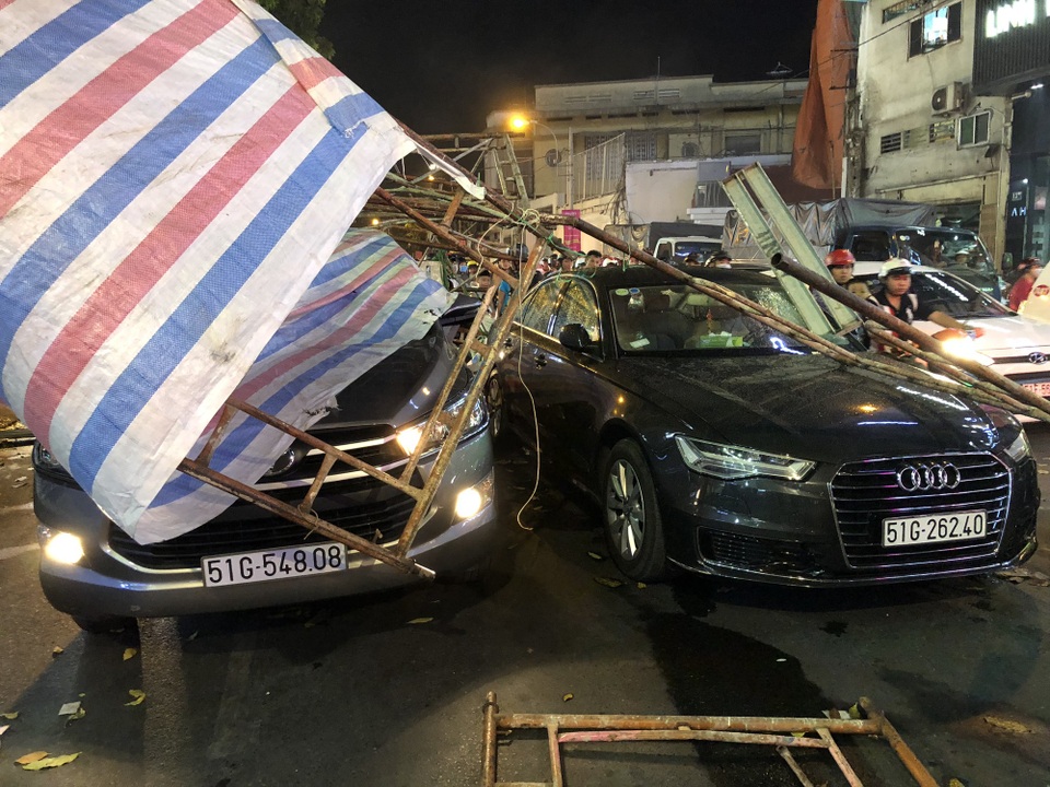 Giàn giáo đổ sập đè 2 ô tô giữa trung tâm Sài Gòn, nhiều người thoát chết - 3