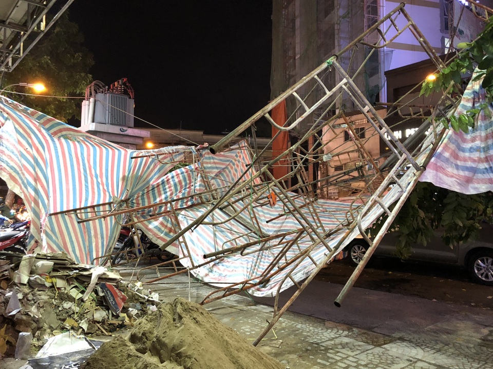 Giàn giáo đổ sập đè 2 ô tô giữa trung tâm Sài Gòn, nhiều người thoát chết - 5