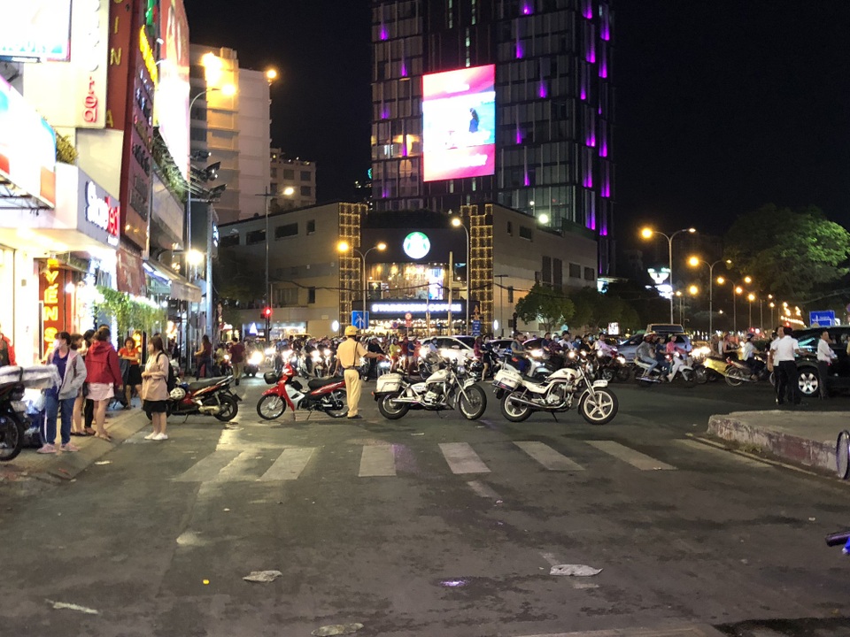 Cảnh sát phải phong tỏa đường Cách Mạng Tháng Tám để xử lý sự cố