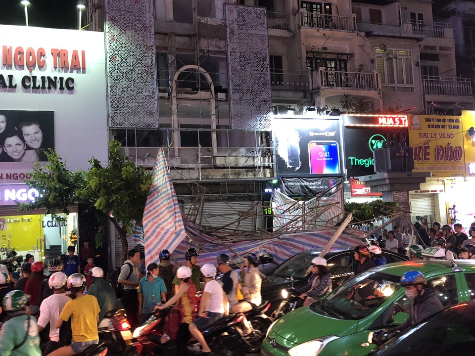 Cả khối giàn giáo đổ sập ra đường