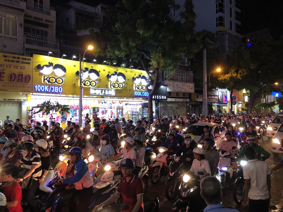 Giàn giáo đổ sập đè 2 ô tô giữa trung tâm Sài Gòn, nhiều người thoát chết - 8