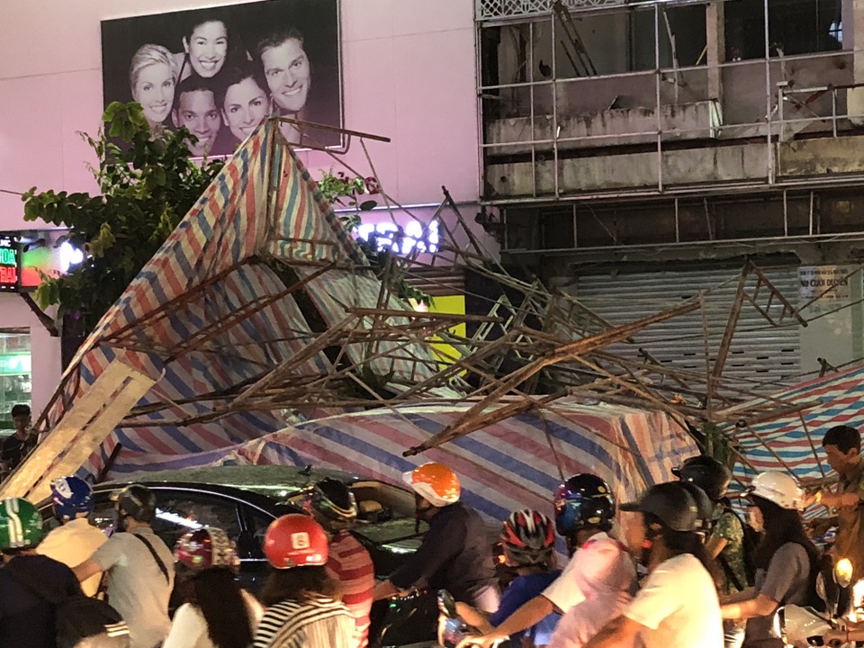 Giàn giáo đổ sập đè 2 ô tô giữa trung tâm Sài Gòn, nhiều người thoát chết - 1