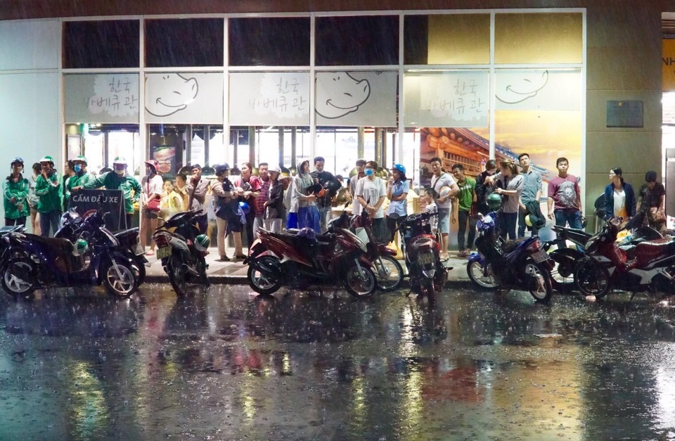 Giàn giáo đổ sập đè 2 ô tô giữa trung tâm Sài Gòn, nhiều người thoát chết - 11